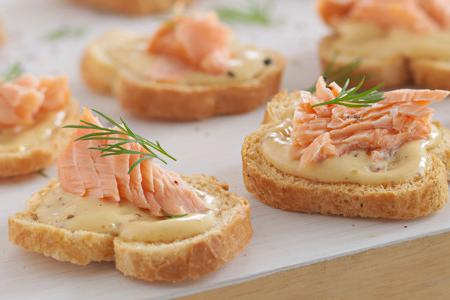 خبز بالسلمون المدخن والمايونيز