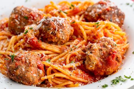 المكرونة سباغيتي بصلصة الطماطم وكرات اللحم