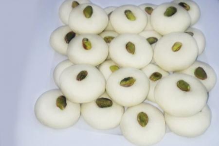 غُريْبة بالفستق