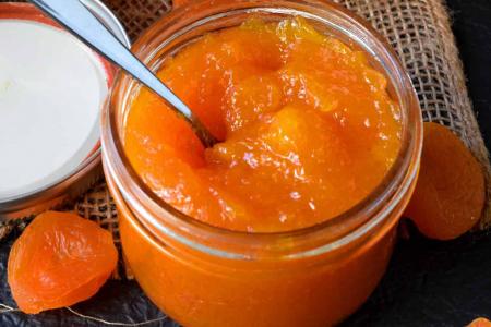 مربى المشمش الجاف باللوز