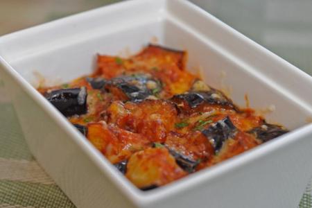 صينية مسقعة الباذنجان بالسجق