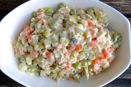 سلطة البازلاء والجزر بالزبادي