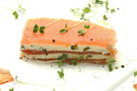 طريقة عمل كيكة سلمون المدخن