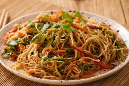 طريقة عمل نودلز بالخضار الملونة