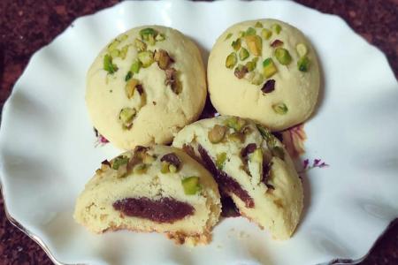 غريبة بالتمر والفستق