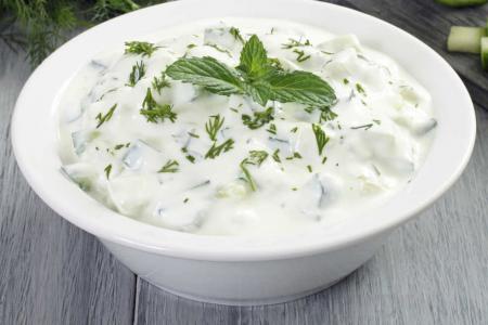 سلطة اللبن الزبادي بالخيار